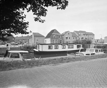 881271 Gezicht op een woonboot in de Vecht te Utrecht, vanaf de Jagerskade, met op de achtergrond de nieuwbouwhuizen ...